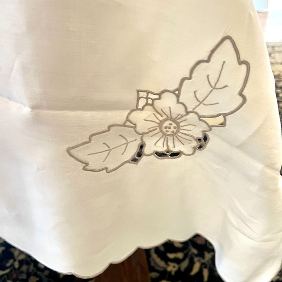 RARE FIND. Madeira Richelieu tablecloth w/6 matching napkins. 10.2'x5.7' - Picture 3 of 4